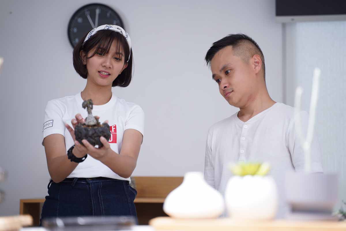 Host MLDSPOT TV sedang memegang karya dari SpecimenLab